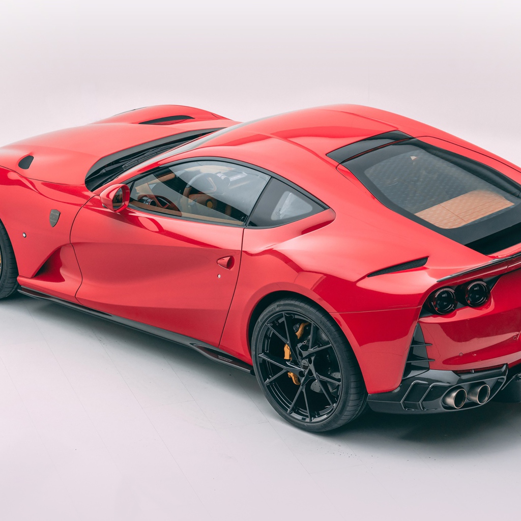 Красный автомобиль Mansory Ferrari 812 Superfast Soft Kit 2020 года на белом фоне