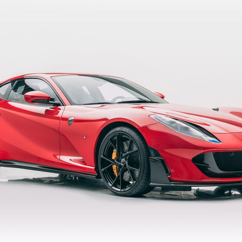 Красный быстрый автомобиль Mansory Ferrari 812 Superfast Soft Kit 2020 года на сером фоне