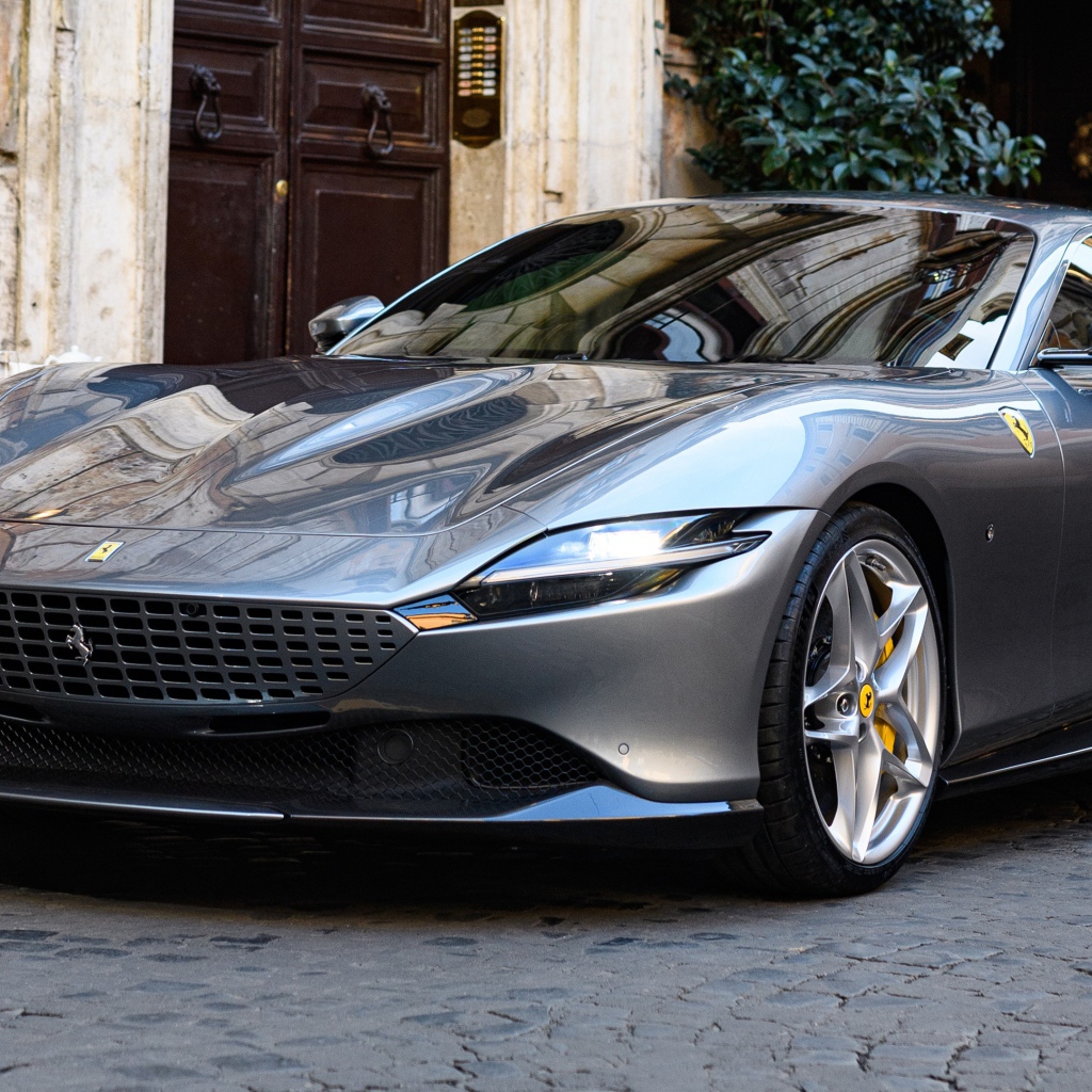 Серебристый автомобиль Ferrari Roma 2020 года 