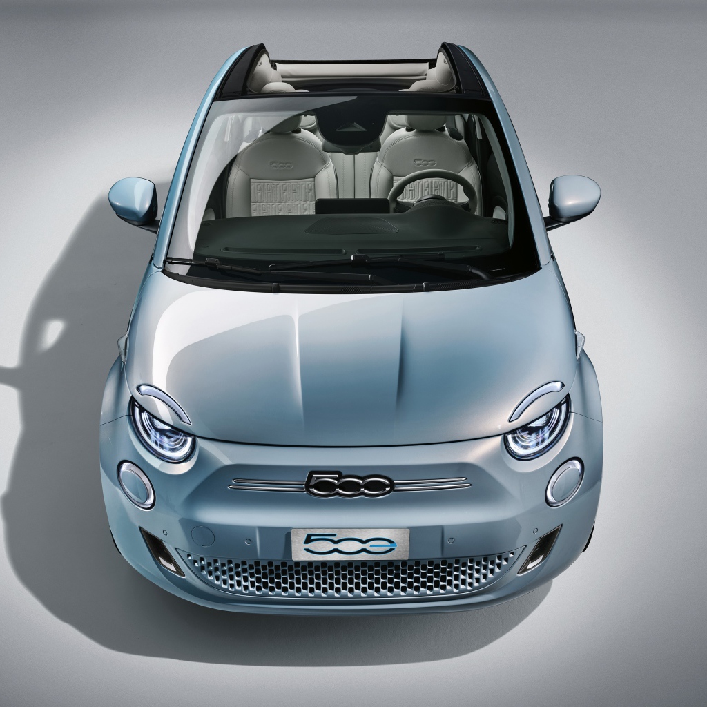Кабриолет Fiat 500, 2020 года на сером фоне 