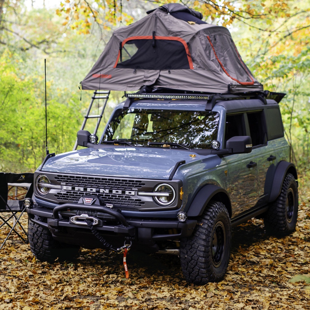 Внедорожник Ford Bronco Overland Concept 2020 года в лесу с палаткой 