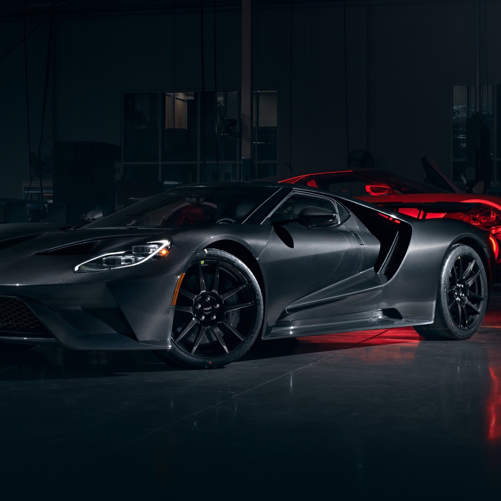 Спортивный автомобиль Ford GT 2020 года в гараже 