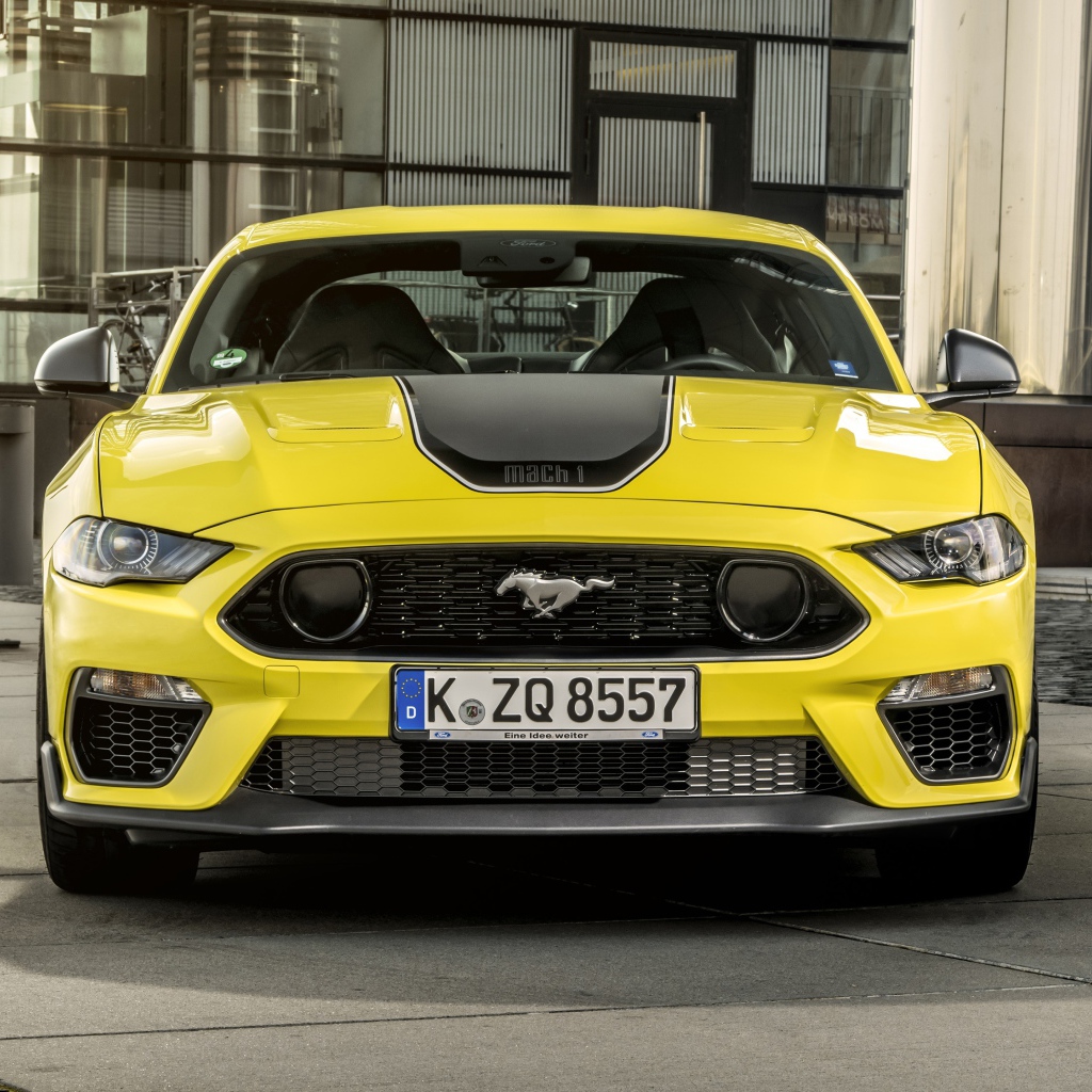 Желтый автомобиль Ford Mustang Mach 1 2021 года 