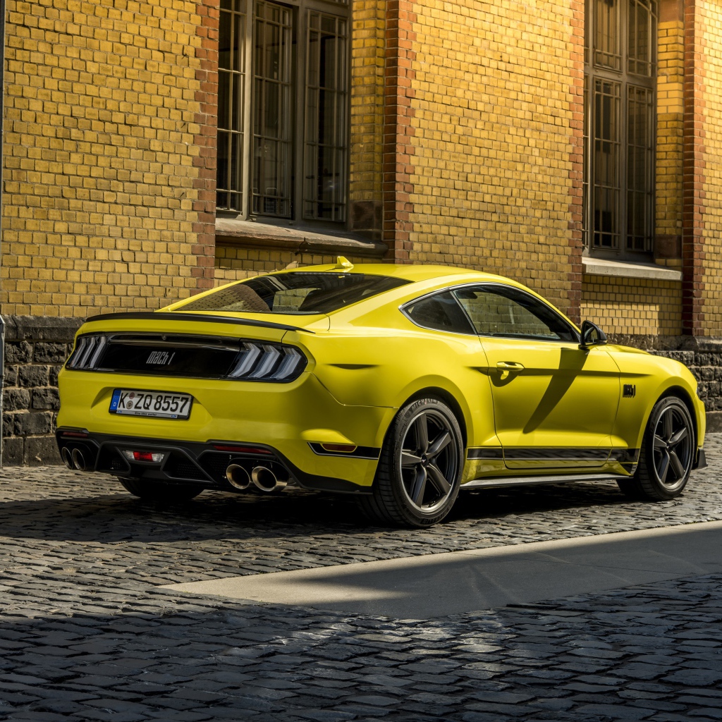 Желтый автомобиль Ford Mustang Mach 1 2021 года вид сзади