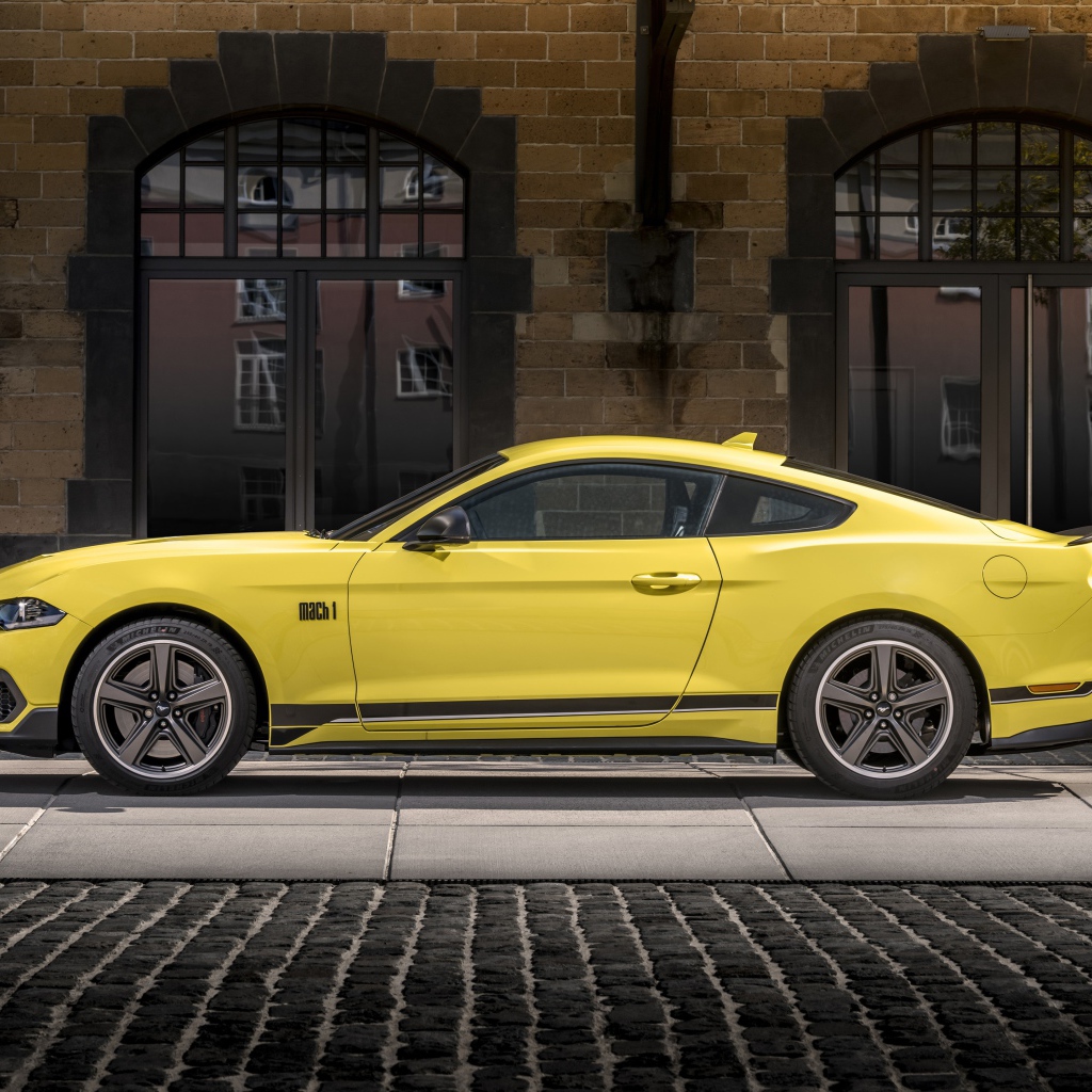 Желтый автомобиль Ford Mustang Mach 1 2021 года вид сбоку 