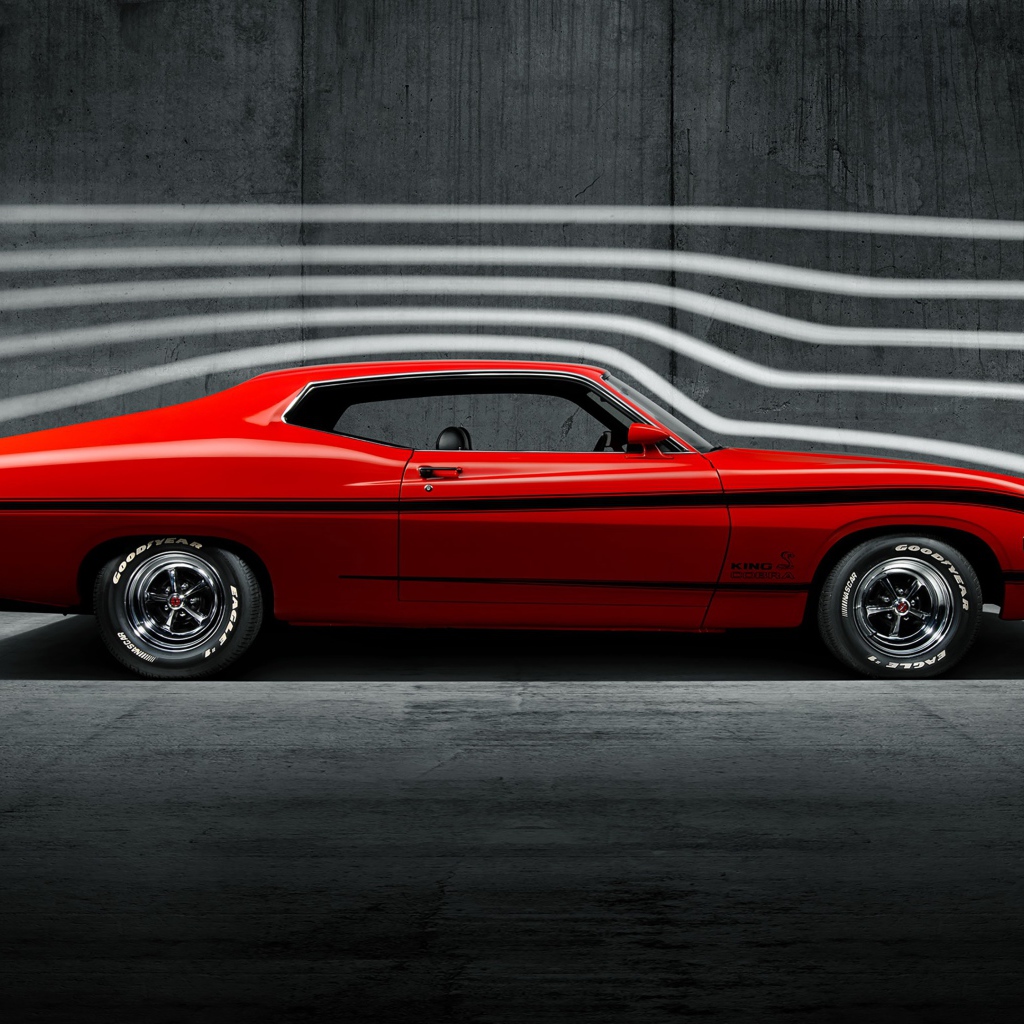 Красный ретро автомобиль Ford Torino King Cobra, 1970 года