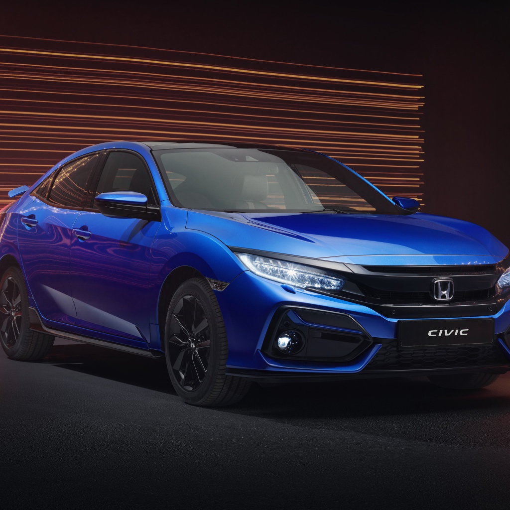 Синий автомобиль Honda Civic Hatchback Sport Line 2019 года