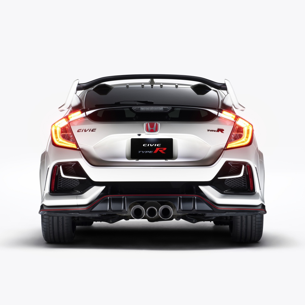 Автомобиль Honda Civic Type R 2020 года вид сзади на белом фоне
