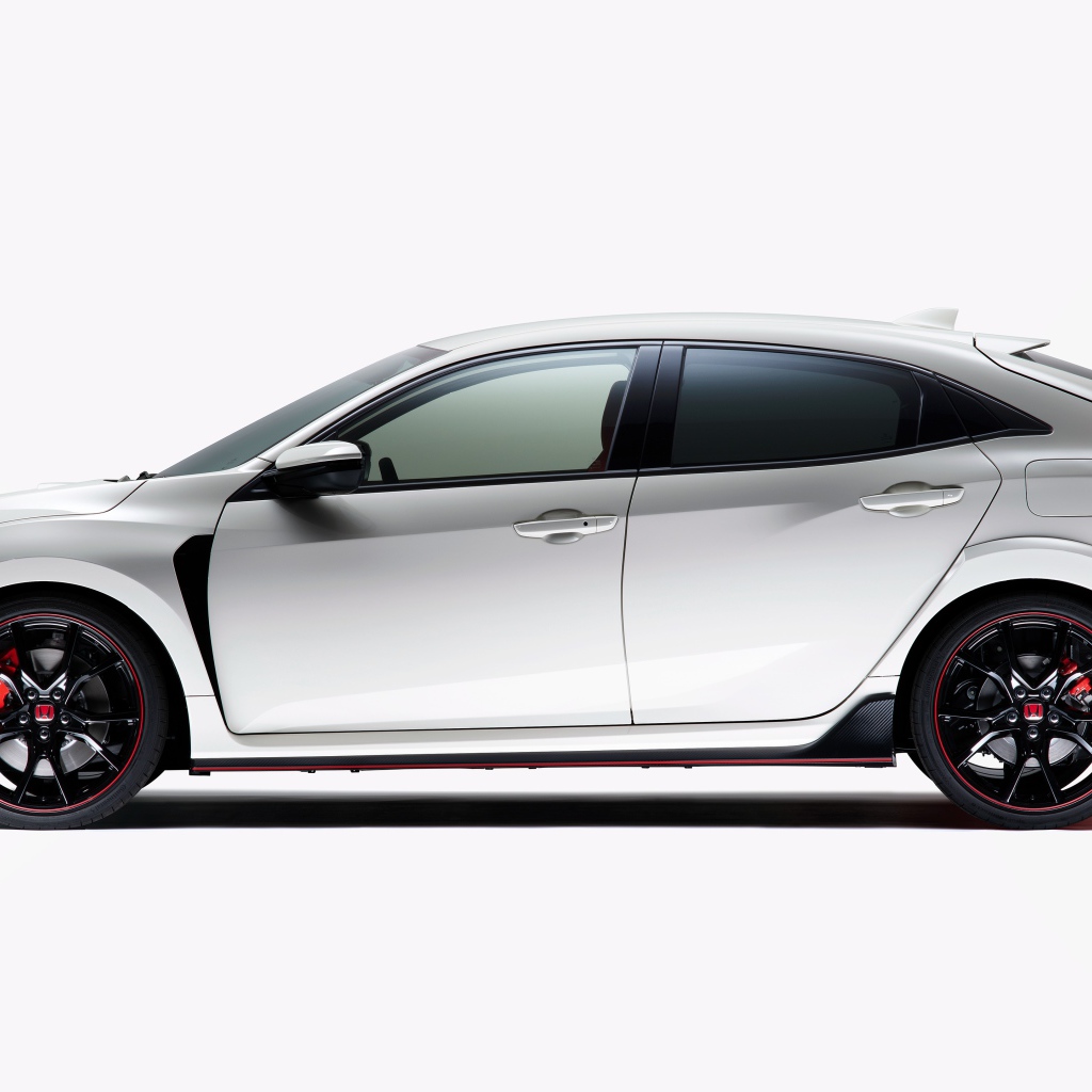 Автомобиль Honda Civic Type R 2020 года вид сбоку на белом фоне
