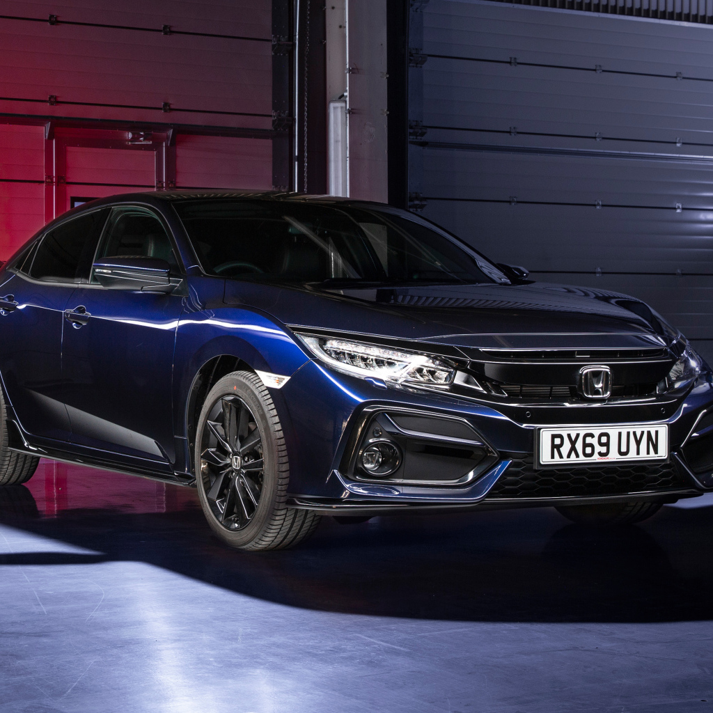 Синий автомобиль Honda Civic, 2019 года в гараже