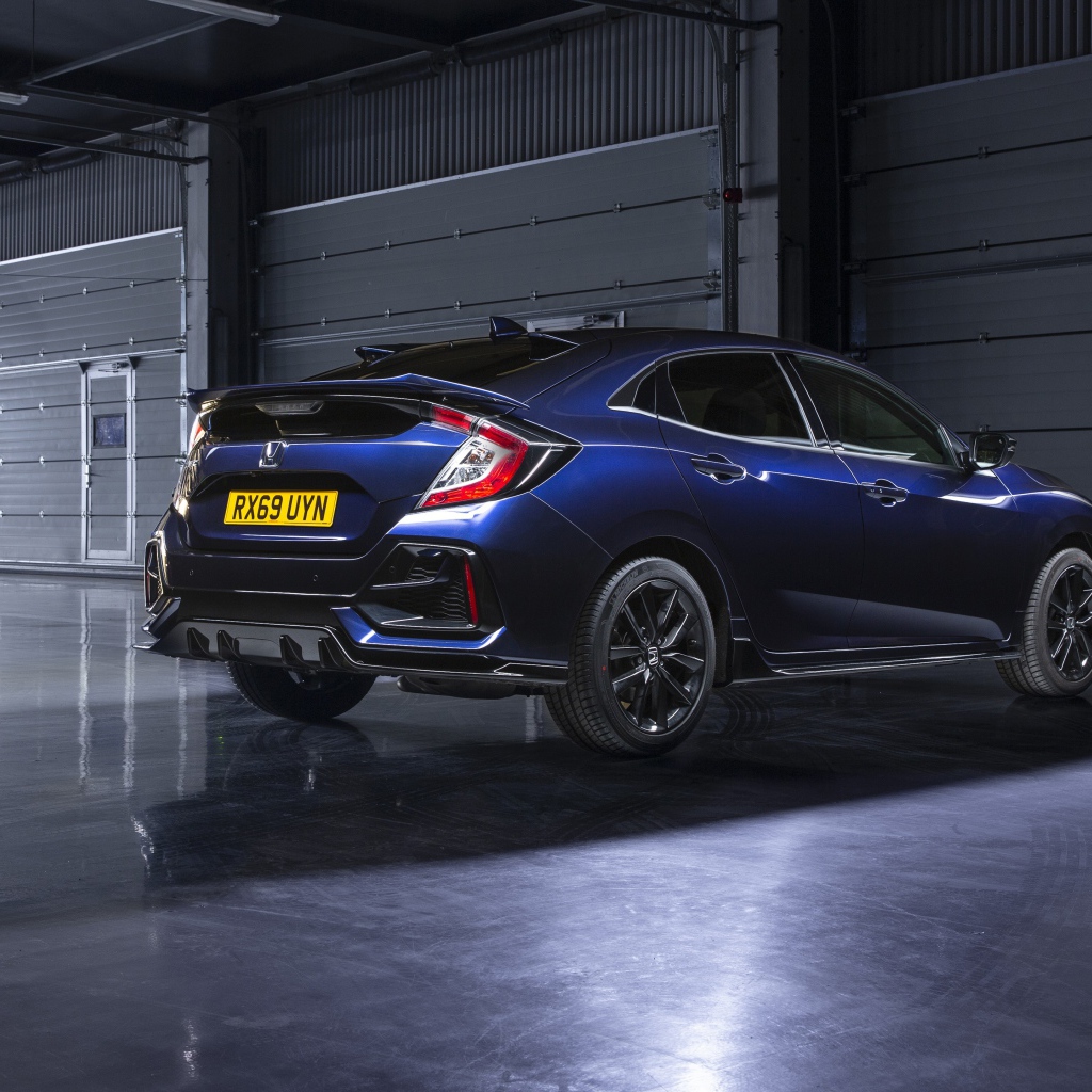 Синий хэтчбек Honda Civic  2019 года в гараже