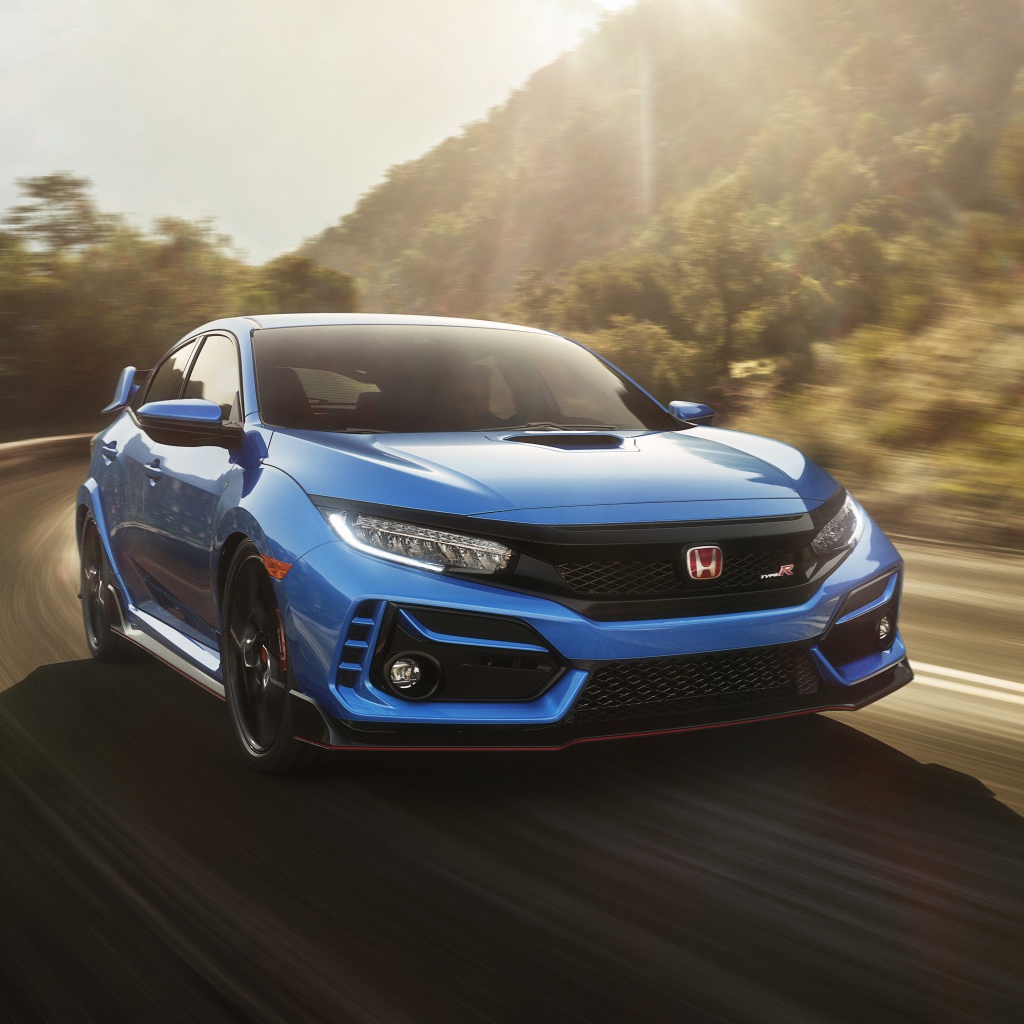 Синий автомобиль  Honda Civic Type R, 2020 года на трассе