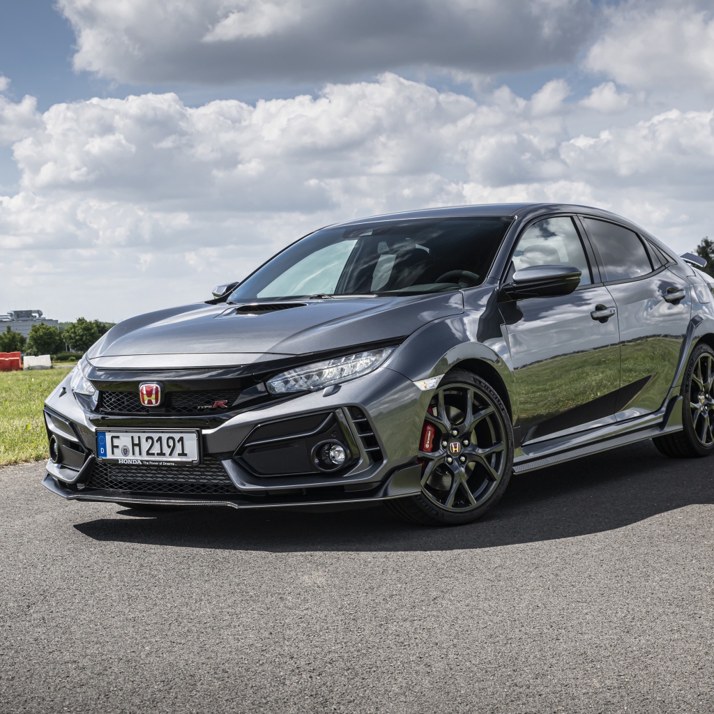 Автомобиль Honda Civic Type R Sport Line на фоне неба 