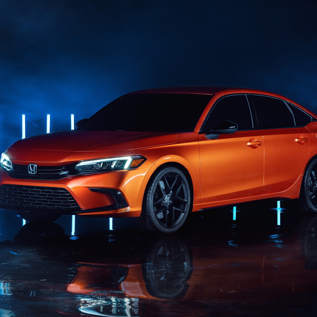 Оранжевый автомобиль  Honda Civic, 2022 года вид спереди
