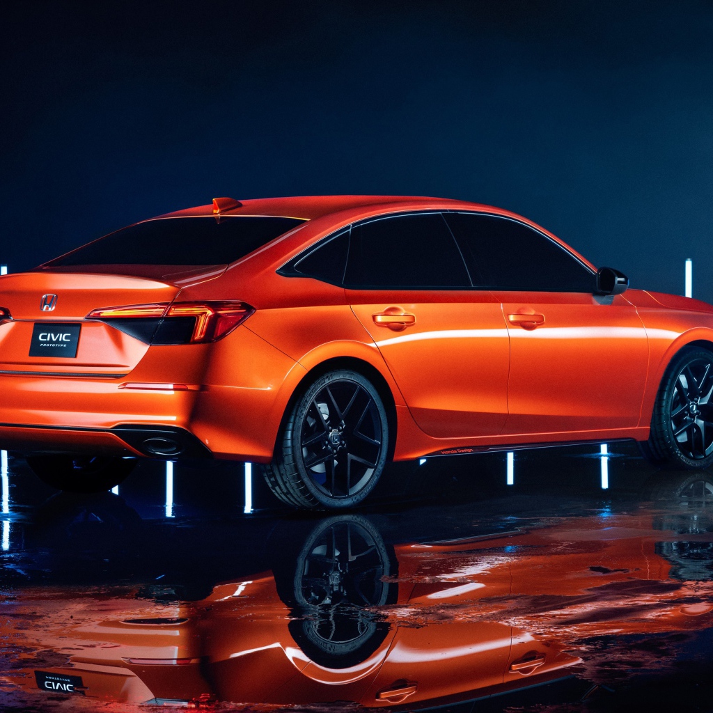 Оранжевый автомобиль  Honda Civic, 2022 года вид сзади