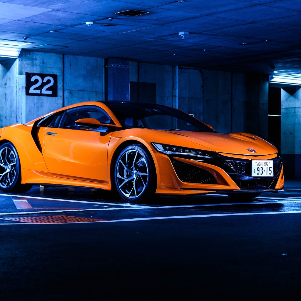 Оранжевый автомобиль Honda NSX в гараже 