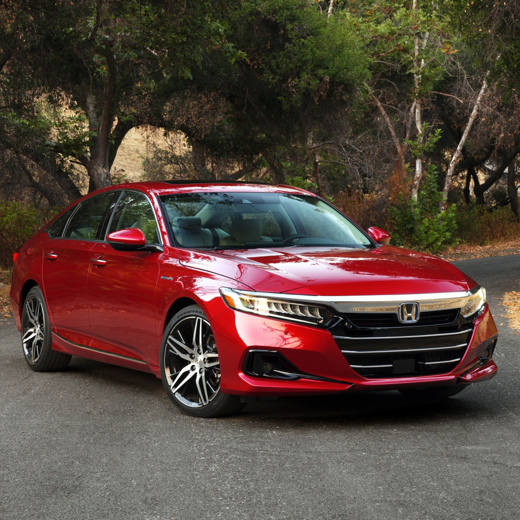 Красный автомобиль  Honda Accord Touring Hybrid 2021 года на дороге 