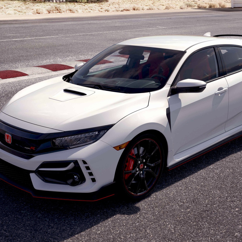 Белый автомобиль Honda Civic Type R, 2020 года на дороге