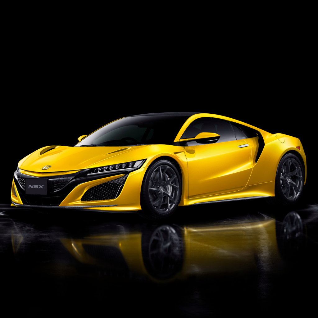 Желтый автомобиль Honda NSX на черном фоне