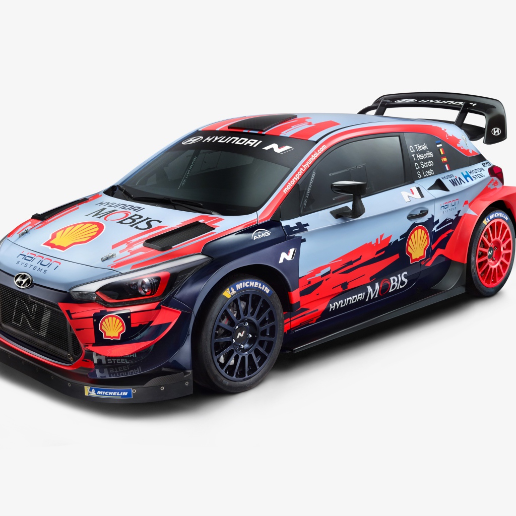 Спортивный Hyundai I20 Coupe WRC 2020 года на белом фоне