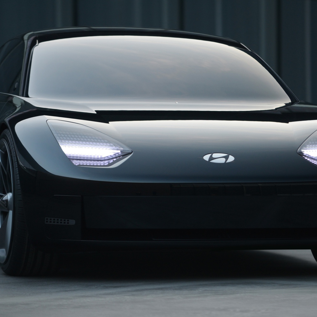 Черный автомобиль Hyundai Prophecy 2020 года вблизи