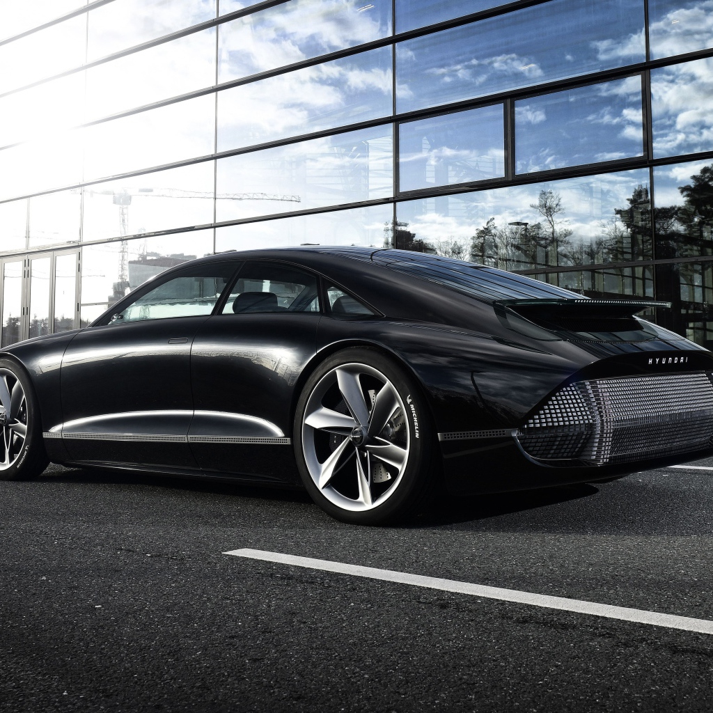 Черный автомобиль Hyundai Prophecy 2020 года вид сзади