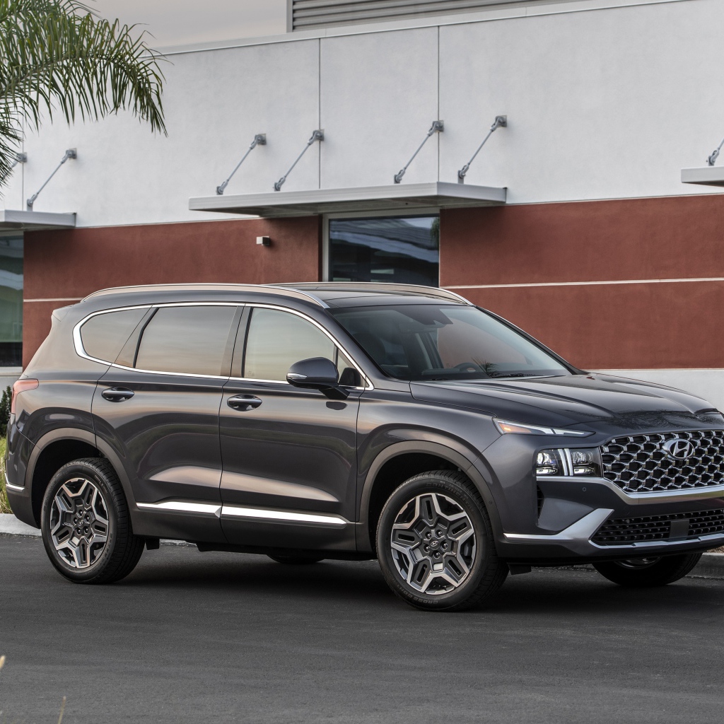Автомобиль  Hyundai Santa Fe Hybrid, 2021 года у дома