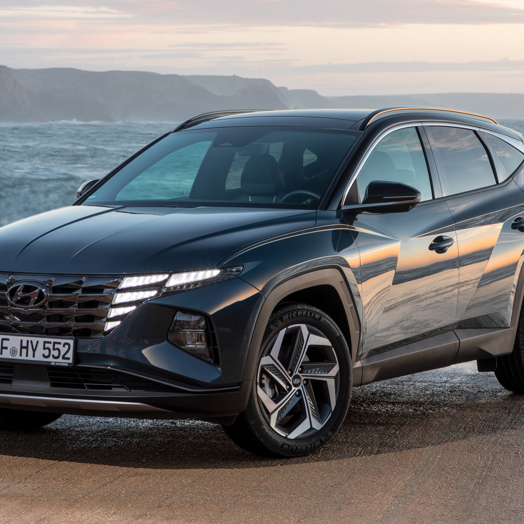 Черный автомобиль Hyundai Tucson Hybrid 2021 года у океана