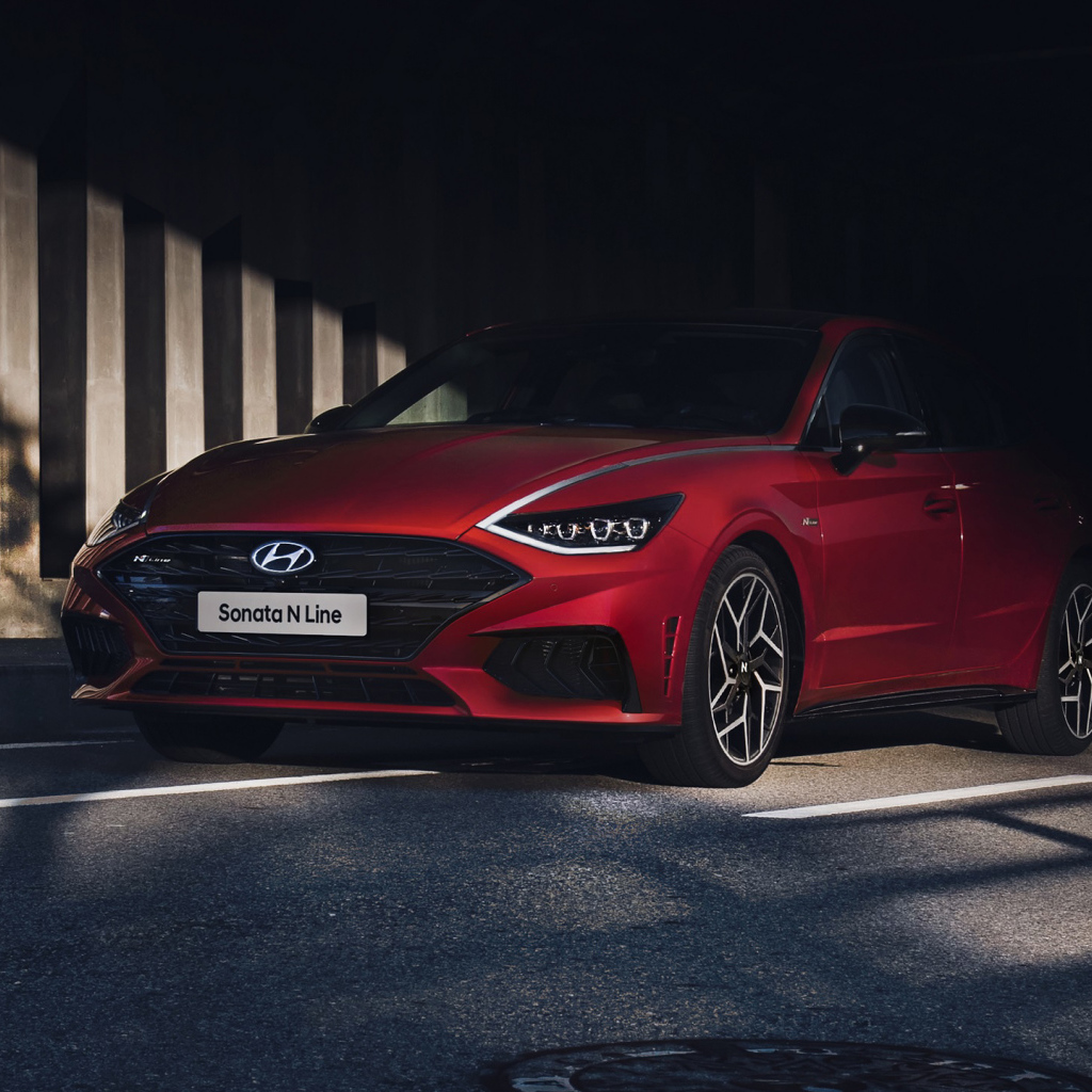 Красный автомобиль Hyundai Sonata N Line 2021 года в тени