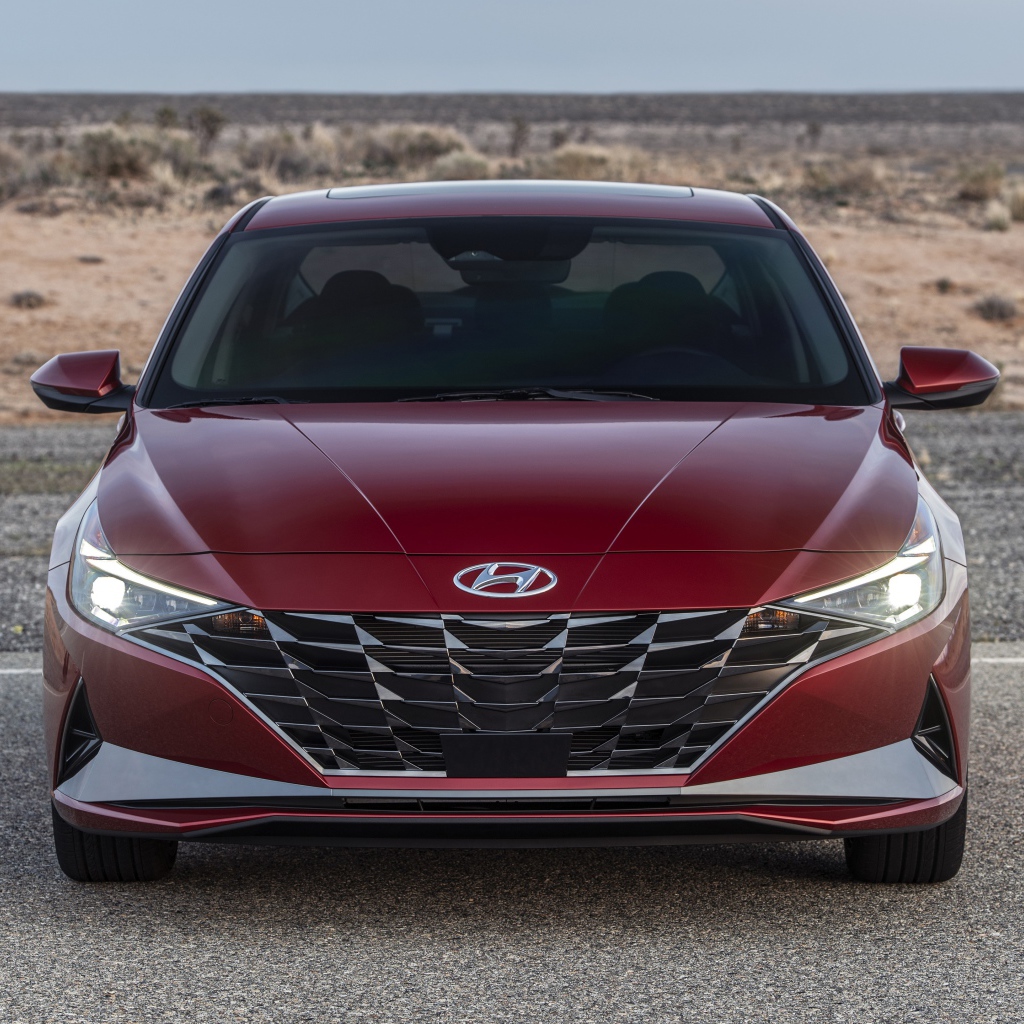 Красный автомобиль  Hyundai Elantra, 2021 года на пустыре