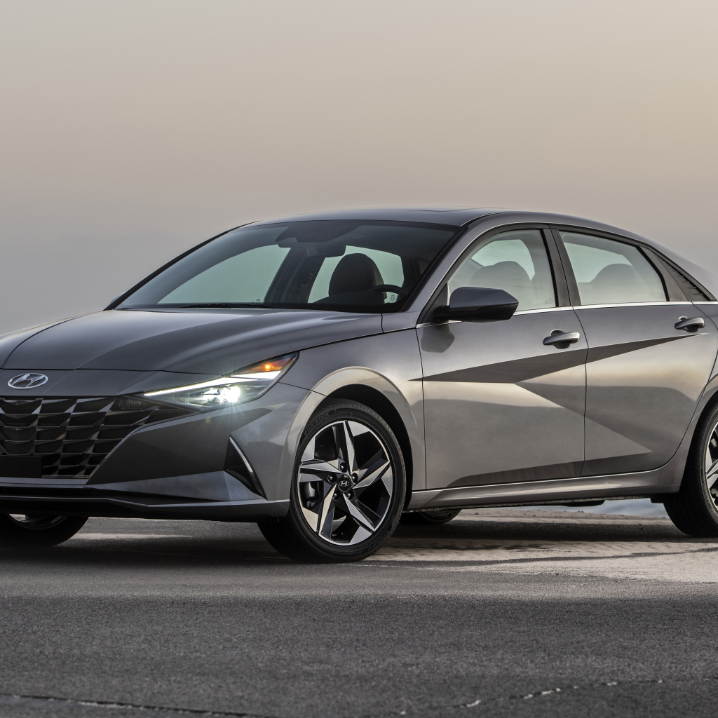 Серебристый автомобиль Hyundai Elantra Hybrid, 2021 года на фоне океана