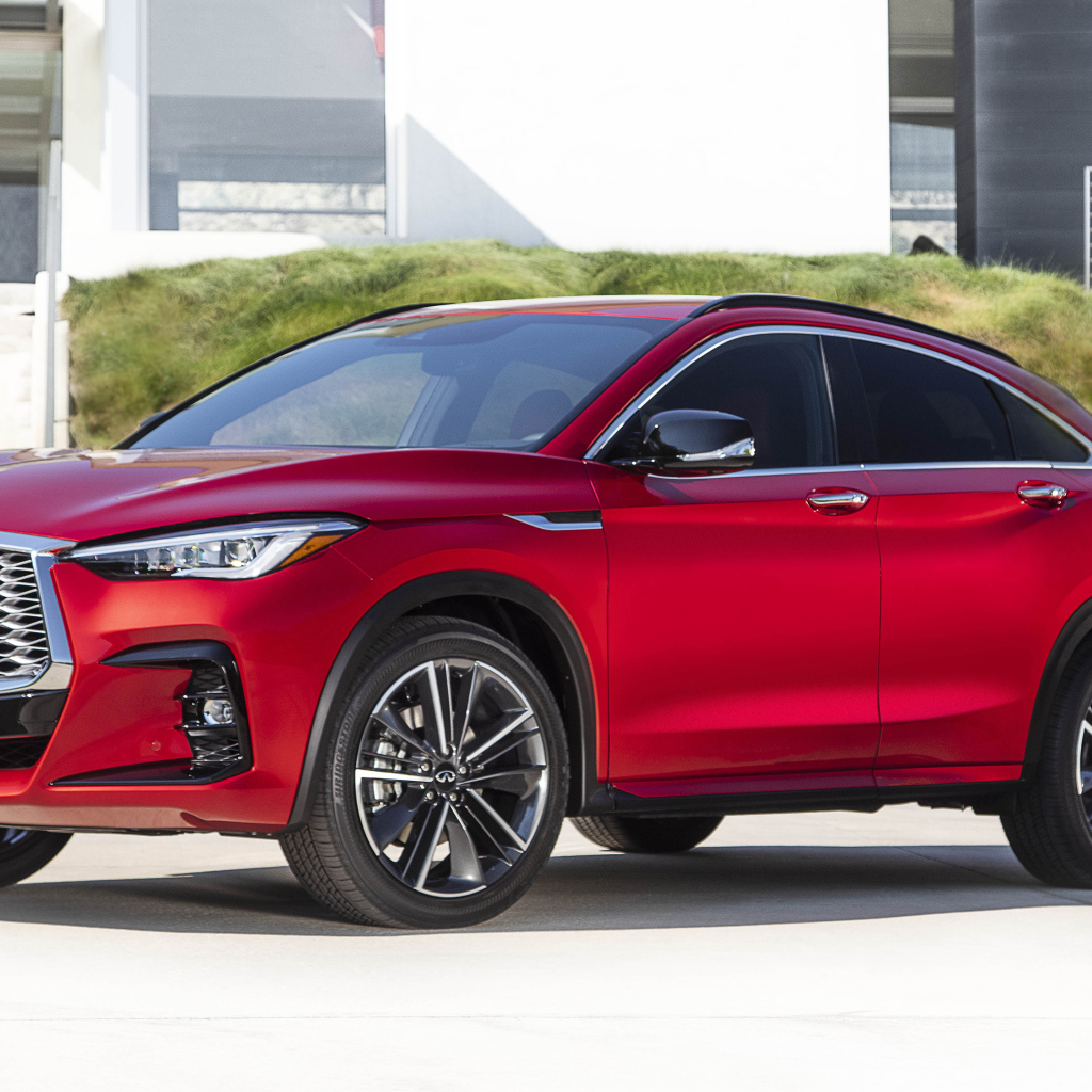 Красный автомобиль Infiniti QX55 AWD 2022 года у дома