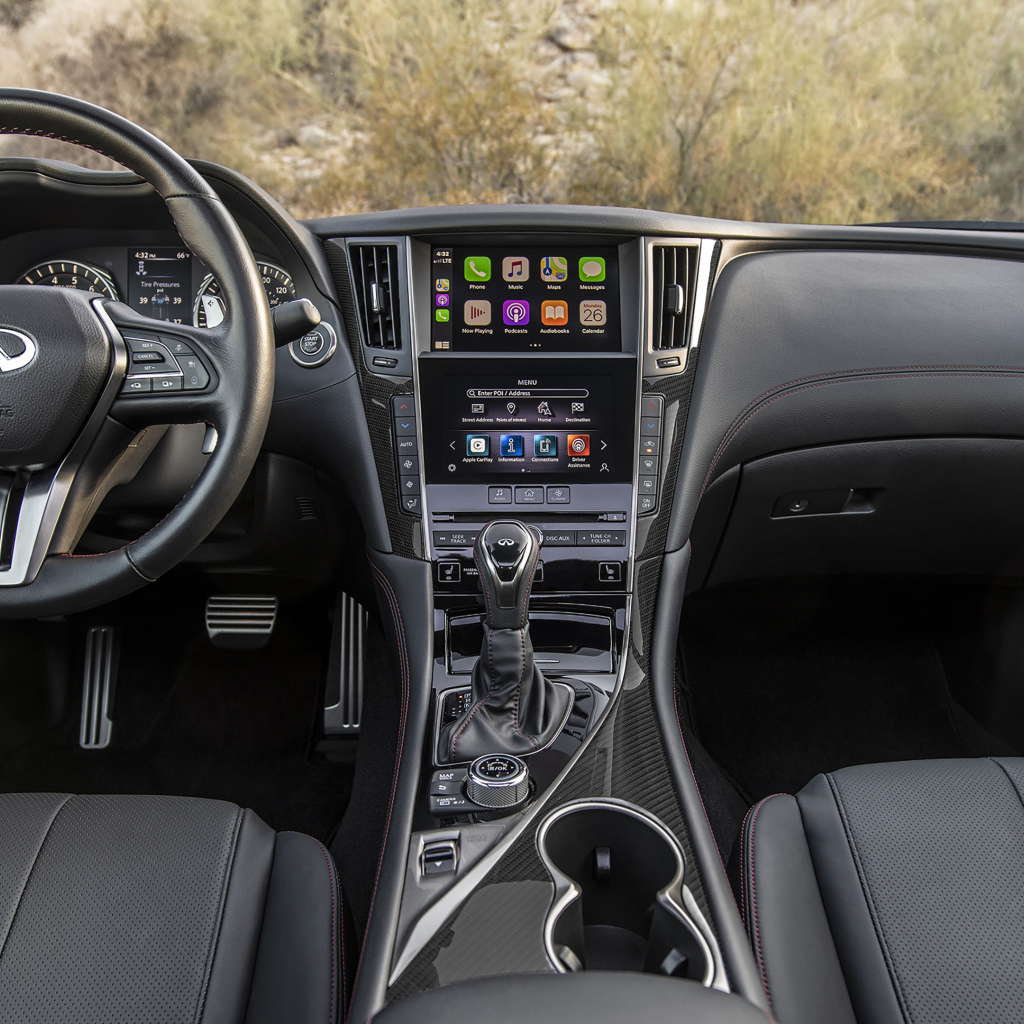 Черный кожаный салон автомобиля Infiniti Q60 Red Sport 400 AWD, 2021 года