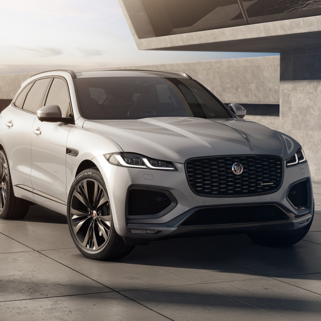 Серебристый автомобиль Jaguar F-Pace R-Dynamic Black Pack 2020 года 