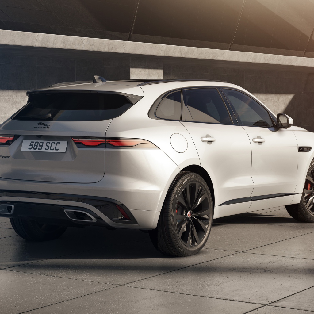 Автомобиль Jaguar F-Pace R-Dynamic Black Pack 2020 года вид сзади