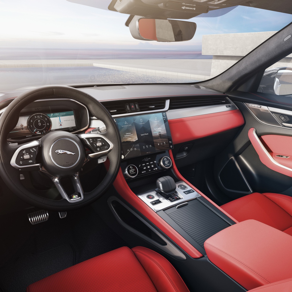 Красный кожаный салон автомобиля Jaguar F-Pace R-Dynamic 2020 года 