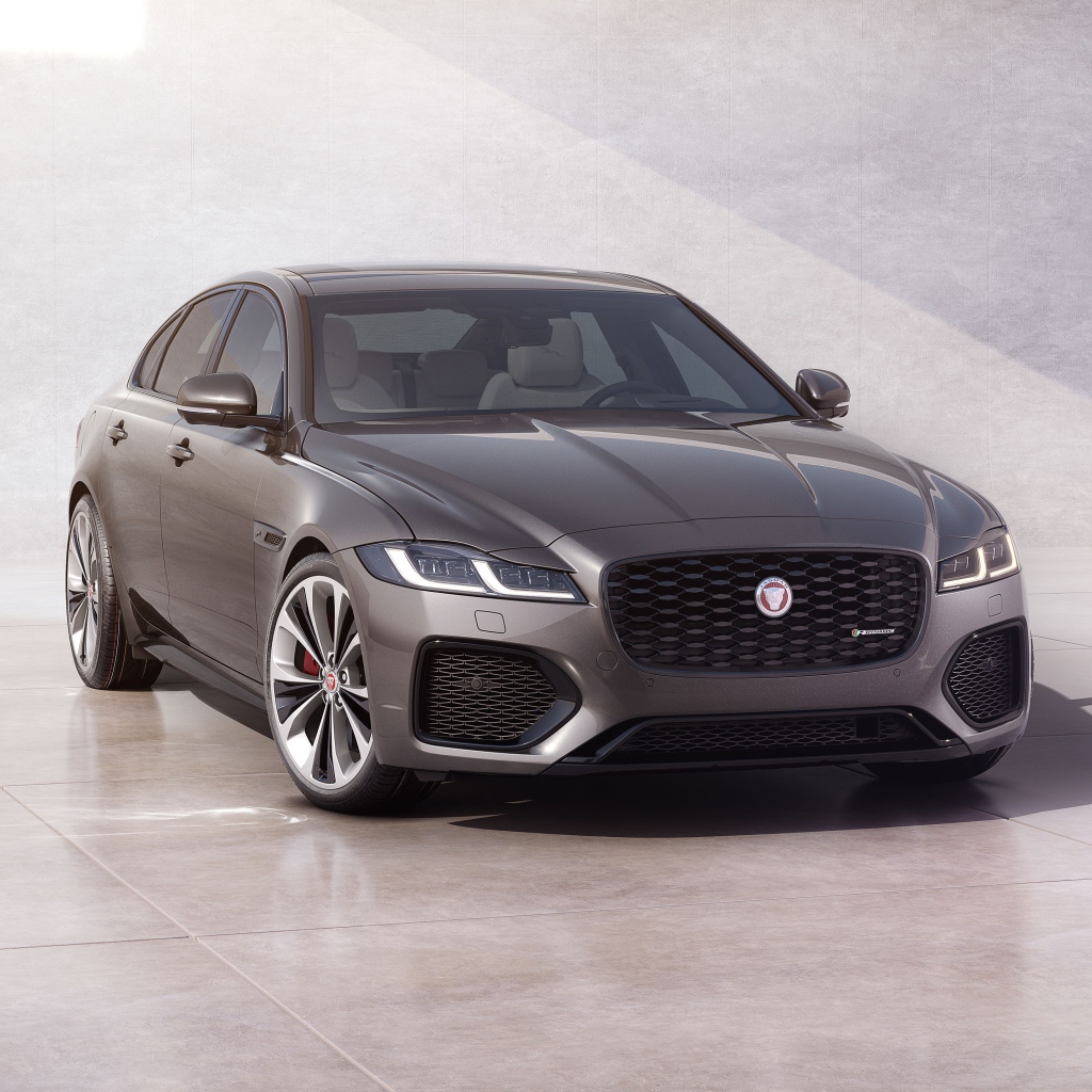 Автомобиль Jaguar XF P300 AWD R-Dynamic 2020 года у серой стены 