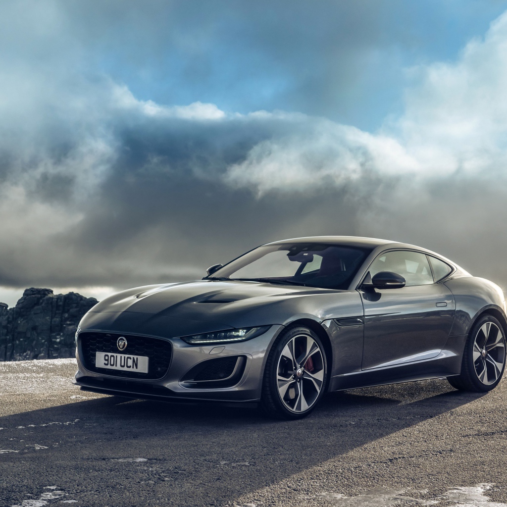 Автомобиль Jaguar F-Type P300 Coupe First Edition 2020 года на фоне облаков