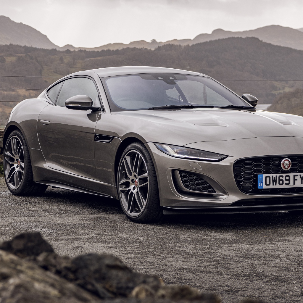 Дорогой автомобиль Jaguar F-Type P450 R-Dynamic 2020 года на фоне гор 