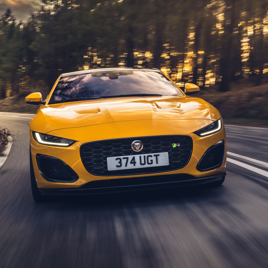 Желтый автомобиль Jaguar F-Type R Coupe 2020 года на трассе 