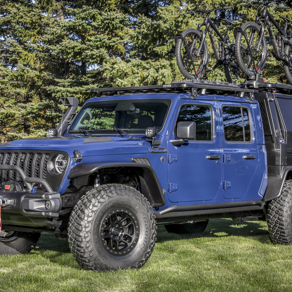 Внедорожник Jeep Gladiator, 2020 года в парке