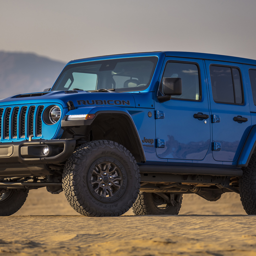 Синий Jeep Wrangler Unlimited Rubicon 392, 2021 года в пустыне