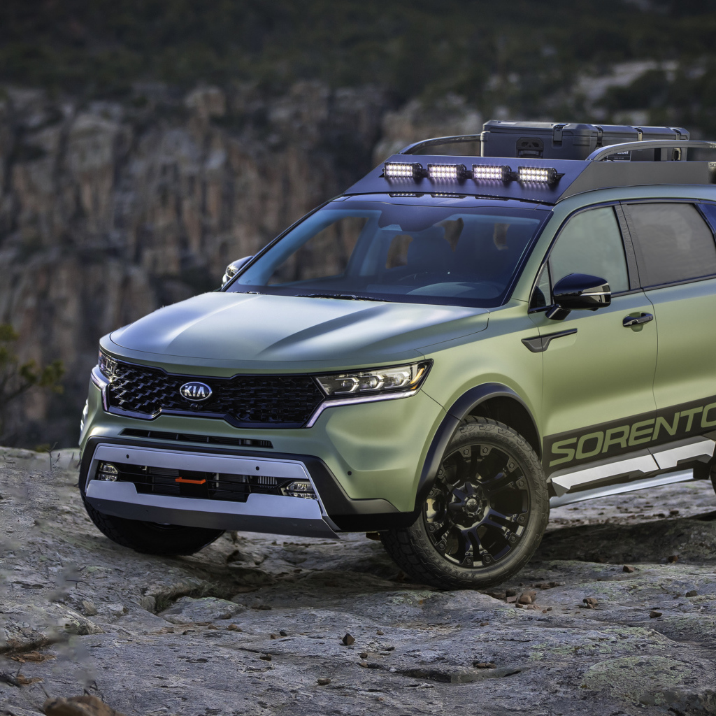 Внедорожник Kia Sorento, 2020 года в горах 