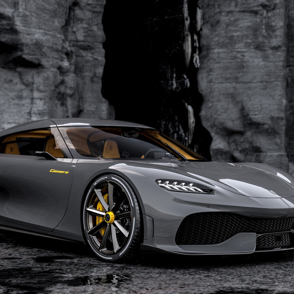 Автомобиль Koenigsegg Gemera 2020 года у высокой стены 
