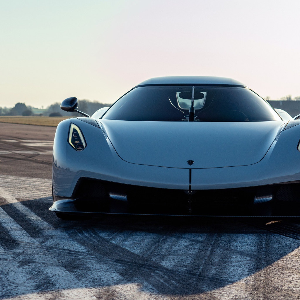 Автомобиль Koenigsegg Jesko Absolut 2020 года на трассе 