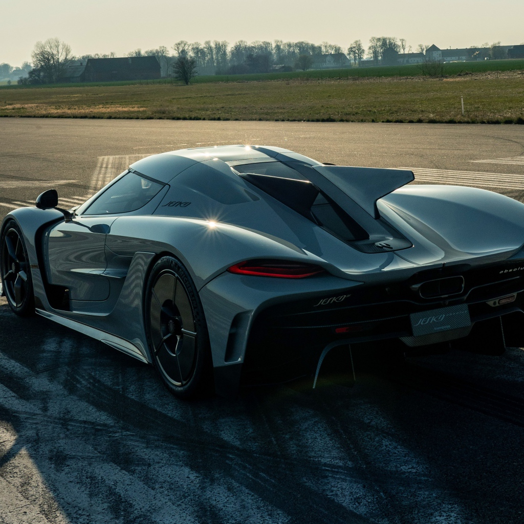 Черный автомобиль Koenigsegg Jesko Absolut 2020 года на трассе 