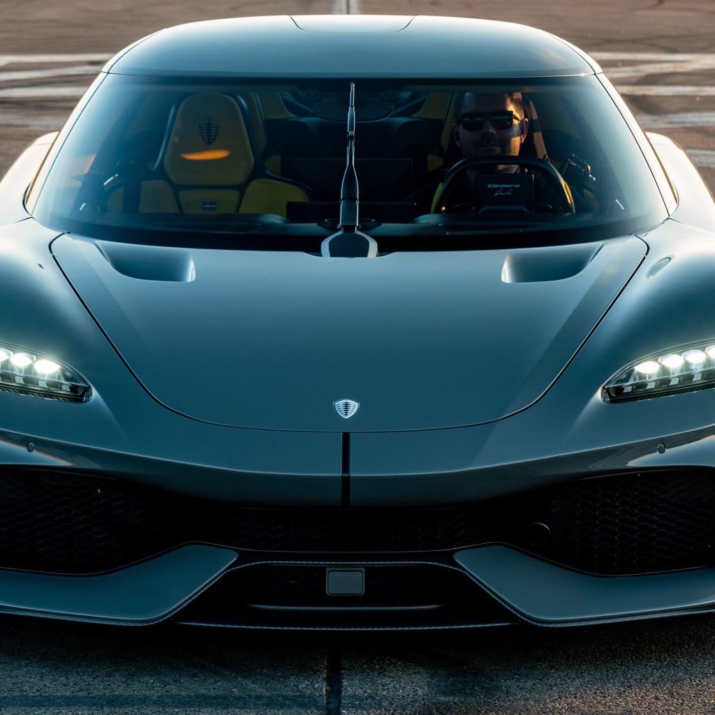 Черный быстрый автомобиль Koenigsegg Gemera 2020 года вид спереди