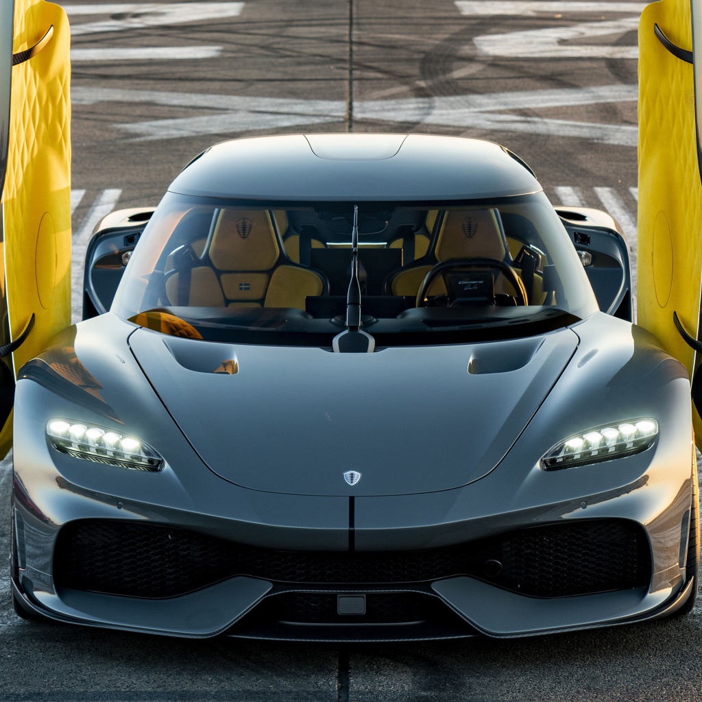 Серебристый автомобиль Koenigsegg Gemera 2020 года с открытыми дверями