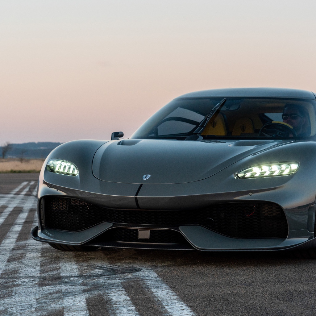 Черный автомобиль Koenigsegg Gemera 2020 года на асфальте 