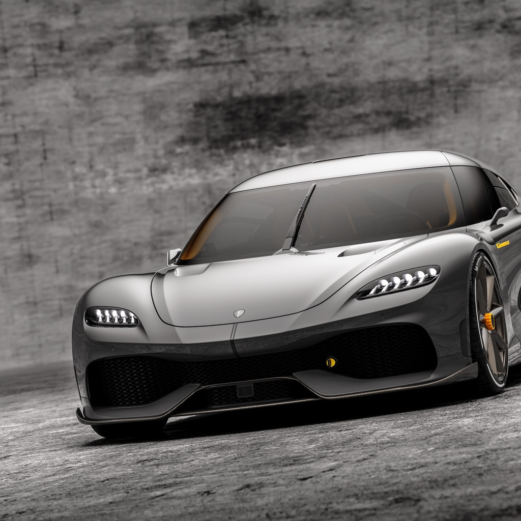 Автомобиль Koenigsegg Gemera 2020 года на сером фоне